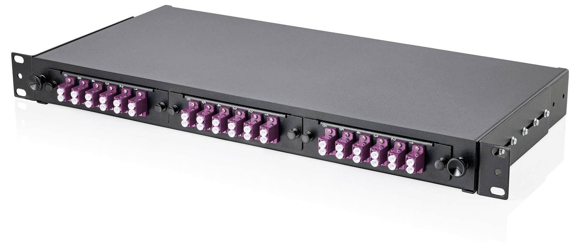 Černý síťový patch panel s více fialovými konektory, navržený pro organizaci a připojování síťových kabelů v datovém centru.