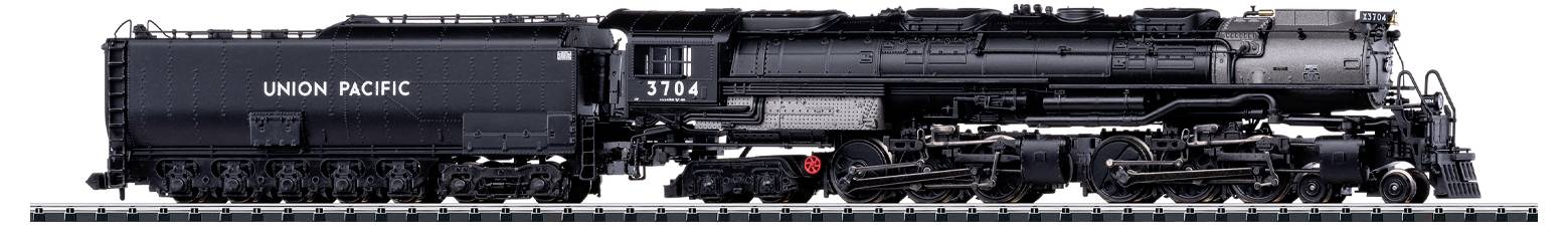 Černá parní lokomotiva s označením "Union Pacific" s více koly a velkým válcovitým motorem stojí na trati.