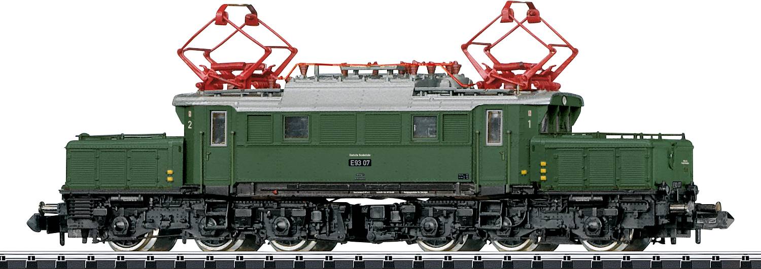 Detailní model zeleného elektrolokomotivy s červenými pantografy na展示ní trati, který vykazuje složité technické prvky.