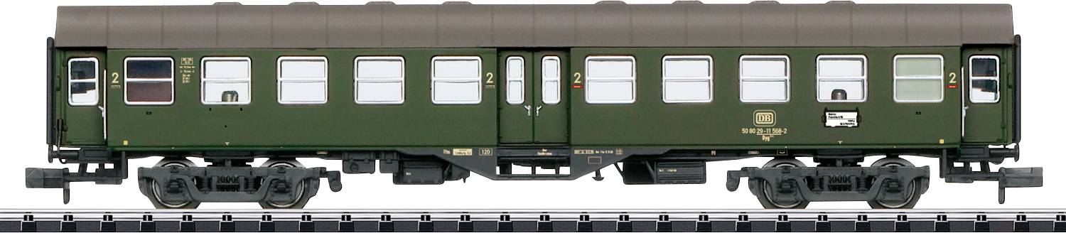 Model zeleného vlakového vozu s detailními okny a koly na vystavovací trati, který ukazuje vintage design železniční dopravy.