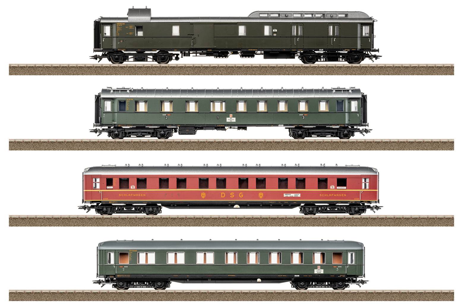 Čtyři vintage železniční vozy v různých barvách a designech se řadí horizontálně na kolejích, každý s jedinečnými prvky a značením.