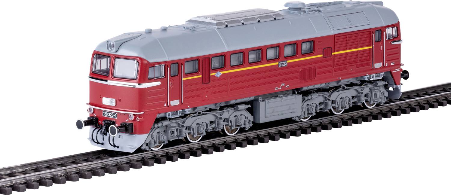 Červená a šedá modelová parní lokomotiva na kolejích, detailně zpracovaná s okny, ventilačními otvory a koly.