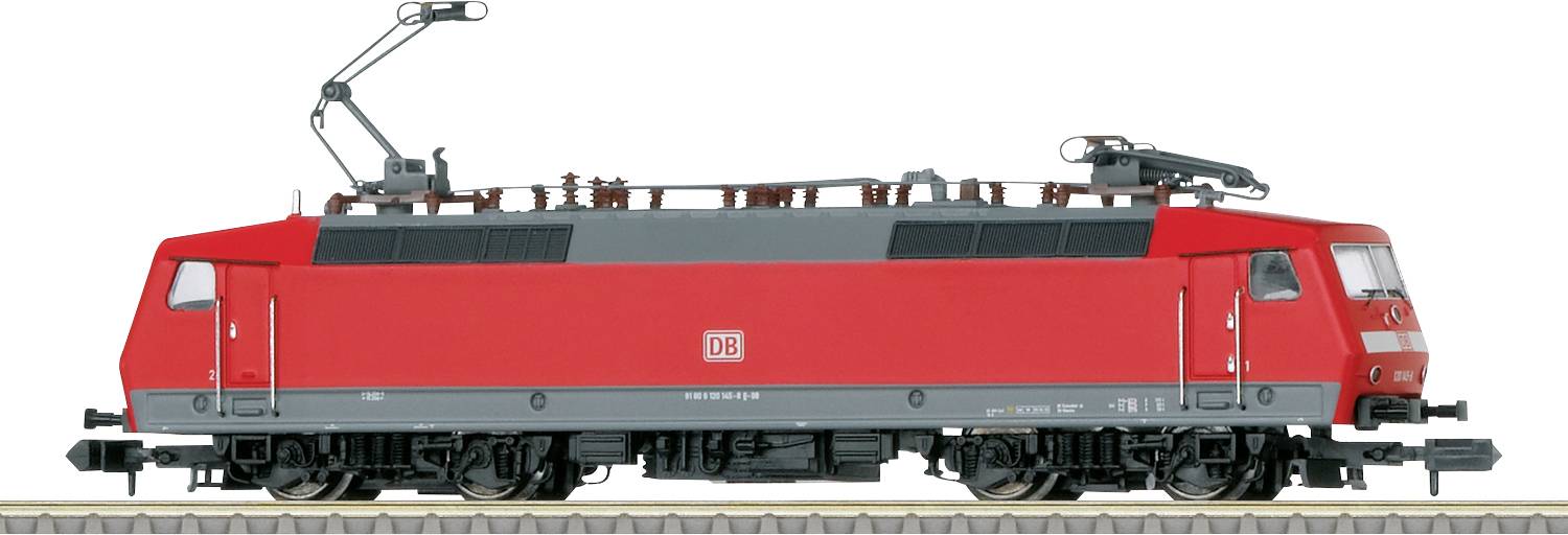 Červená modelová lokomotiva DB s nadzemním elektrickým vybavením a detailně zpracovaným podvozkem stojí na úseku koleje, pohled z boku.