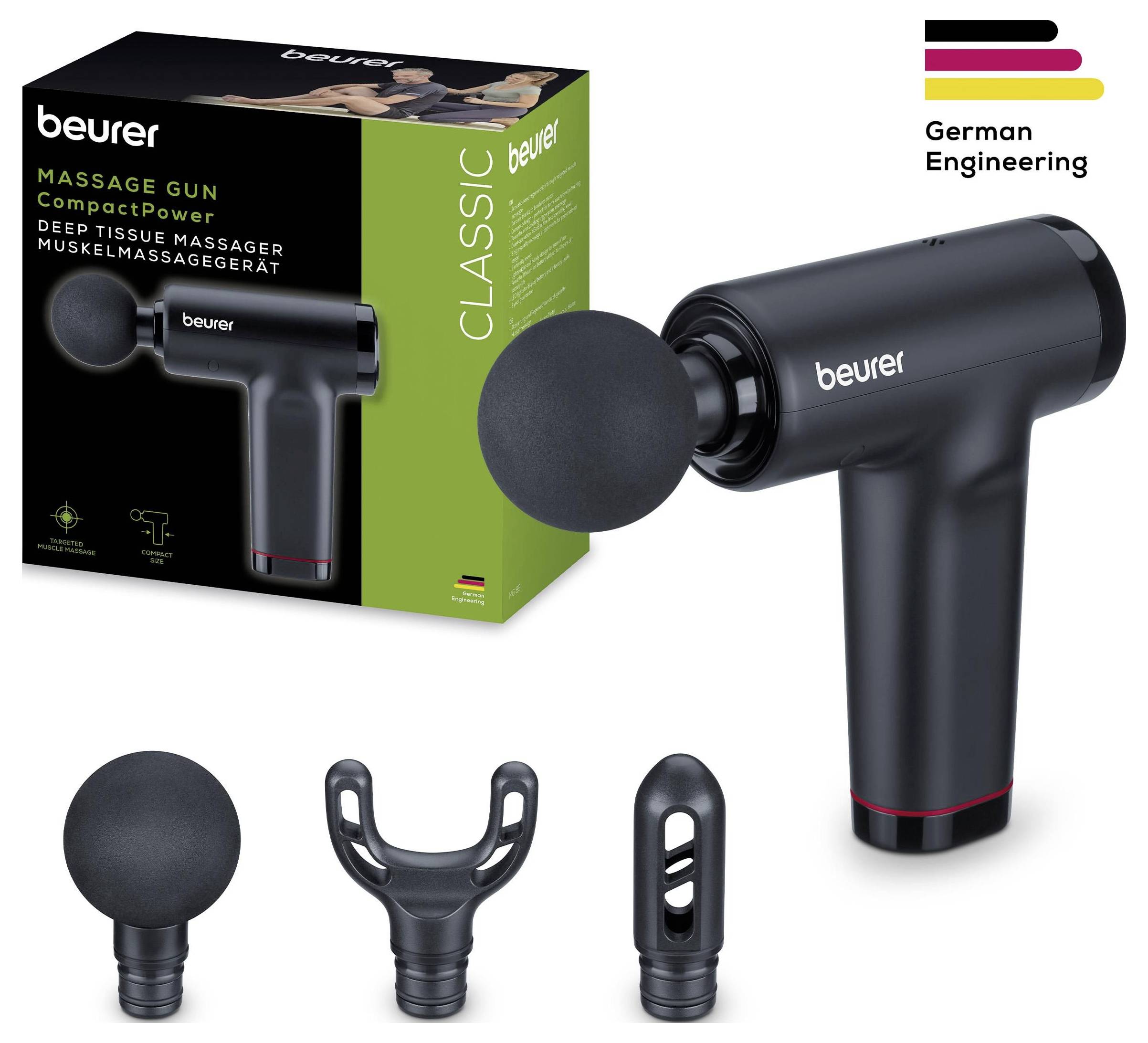 Černá masážní pistole se třemi nástavci je zobrazena. Balení v pozadí zvýrazňuje "Deep Tissue Massager" a "German Engineering".