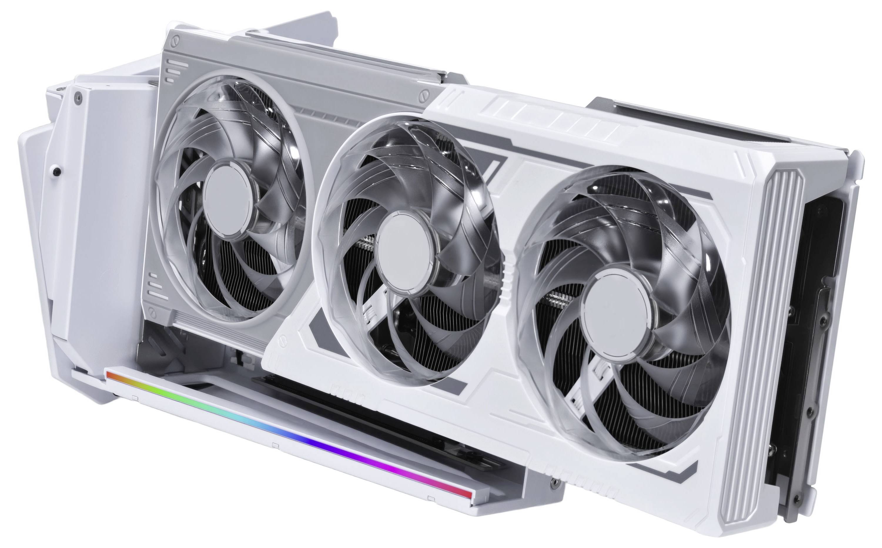 Grafická karta počítače se třemi chladicími ventilátory a bílým pouzdrem, vybavená barevným páskem s duhovými barvami na straně.