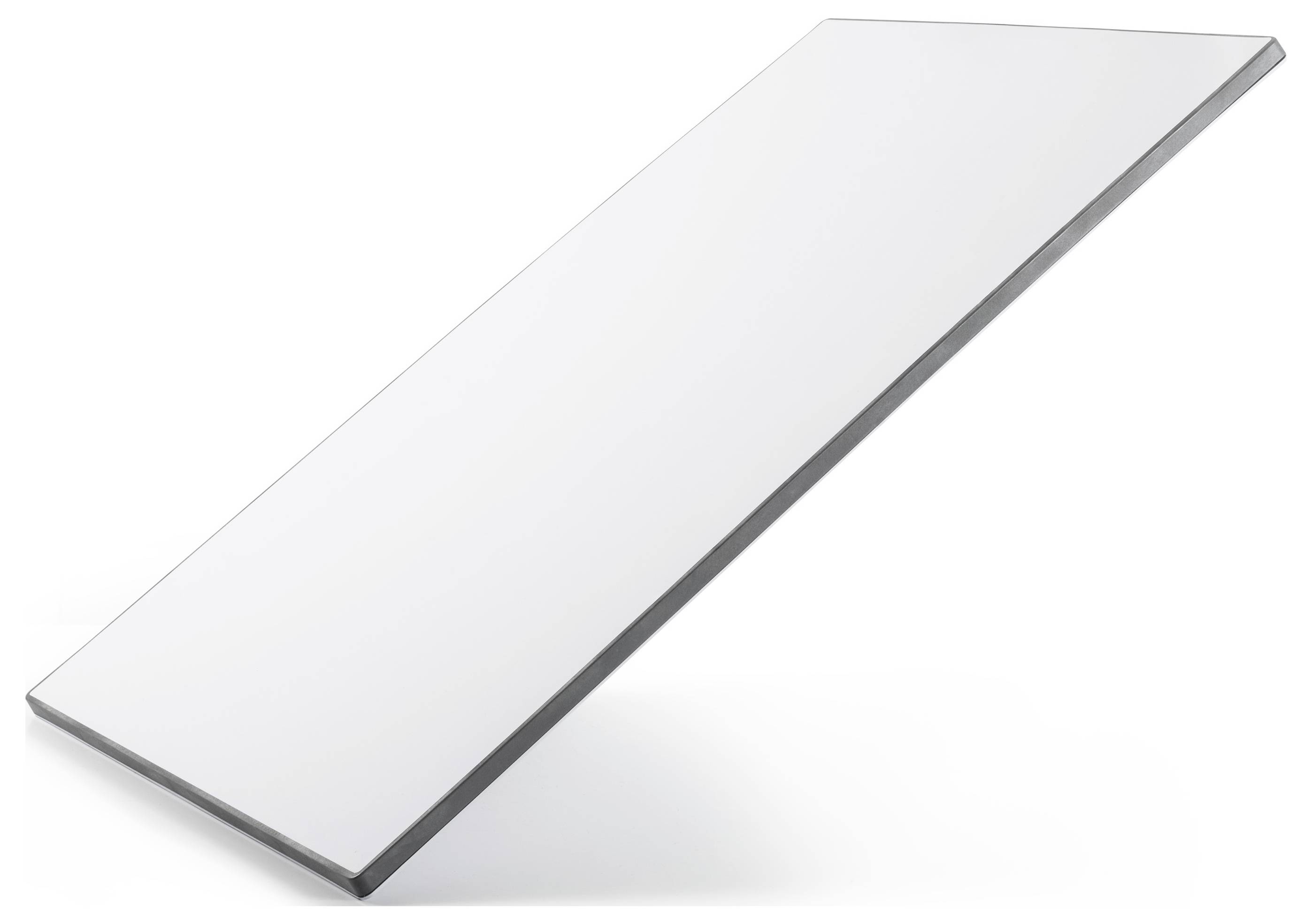 Bílý, plochý obdélníkový panel nebo deska, skloněná svisle, se stínem níže, vystavující její hladký, lesklý povrch.