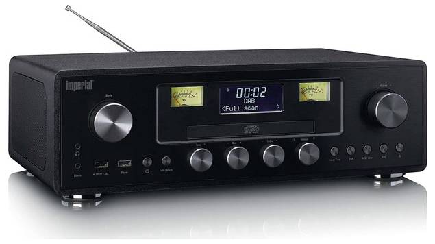 Černý stereo přijímač s více regulačními knoflíky a digitálním displejem zobrazujícím "00:02 DAB Full scan", vybavený kovovou anténou.