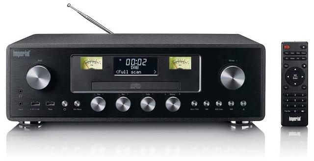Černý stereo systém s digitálním displejem zobrazujícím „00:02" a „Full scan". Kolem něj jsou tlačítka a ovládací knoflíky, přičemž na pravé straně se nachází dálkový ovladač.