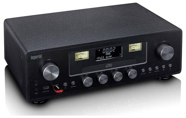 Černý vintage stylizovaný stereo přijímač s knoflíky a digitálním displejem zobrazujícím '00:02'. Jsou viditelné dva analogové měřiče a více tlačítek.