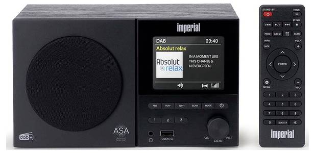 Černý digitální rádio s reproduktorem a displejem zobrazujícím "Absolut relax"; vedle něj černý dálkový ovladač s více tlačítky.