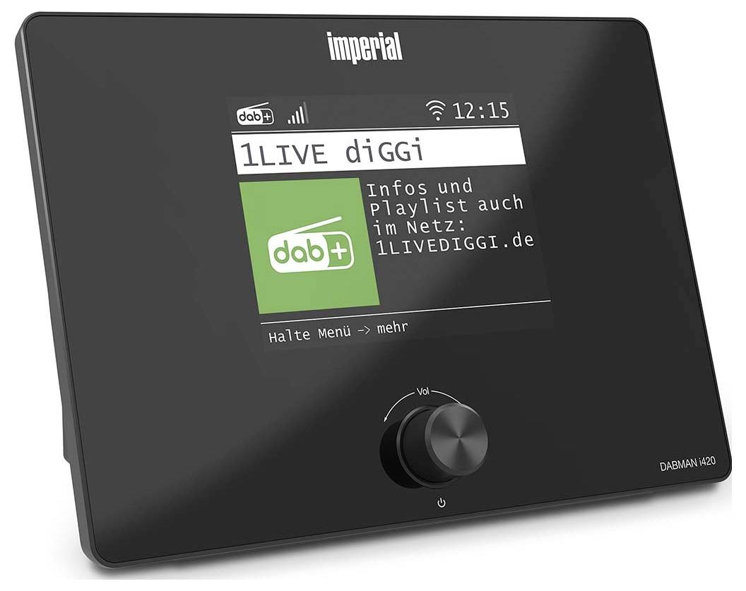 Digitální радio displej zobrazující '1LIVE diGGi' hrající se na DAB+. Obrazovka zobrazuje 'Infos und Playlist auch im Netz: 1LIVEDIGGI.de'. Ovládací kolečko zvuku níže.