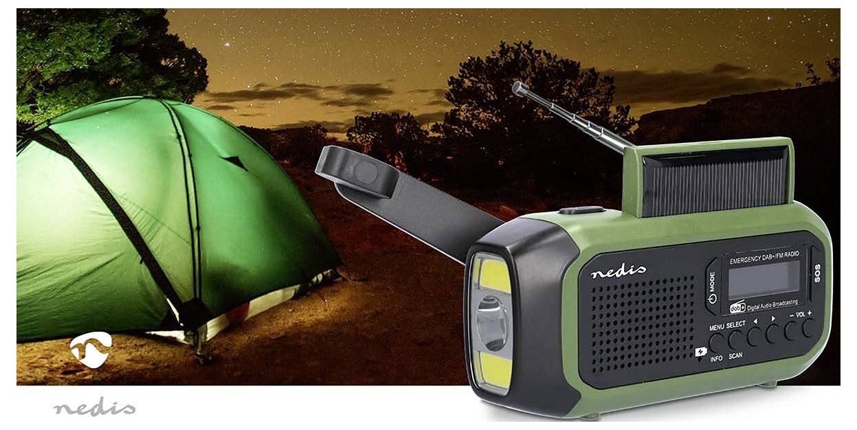 V noci svítí zelený stan pod hvězdnatou oblohou. Vedle něj je prominentně zobrazen přenosný zeleno-černý nouzový rádio.