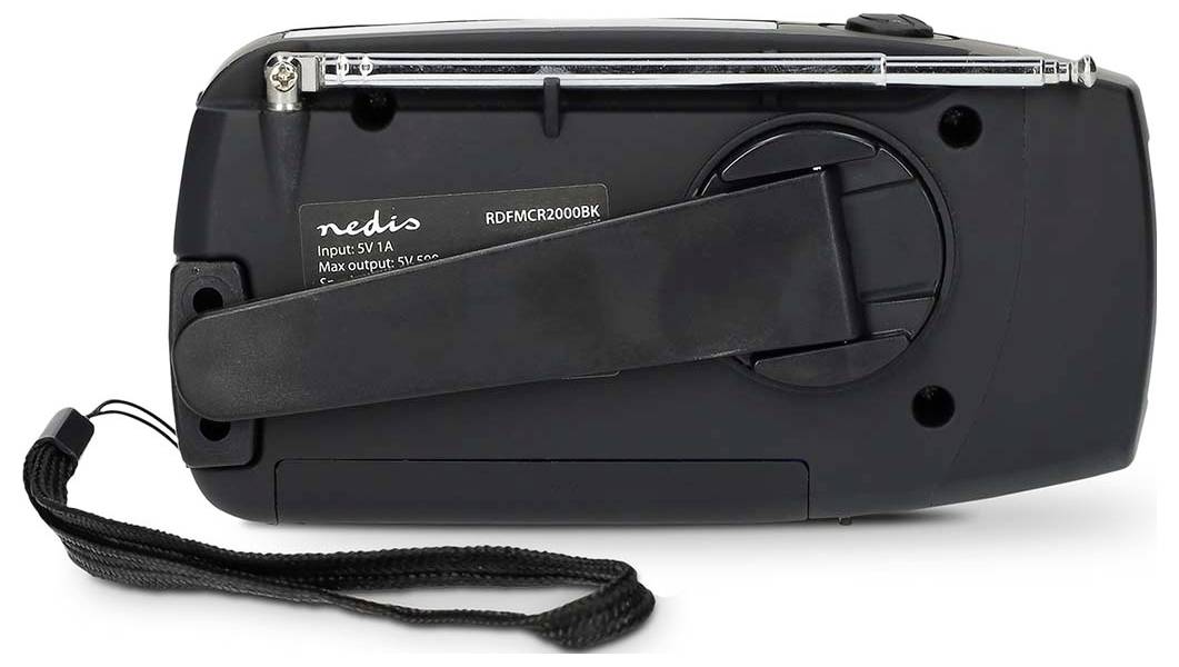 Přenosný černý rádiopříjímač pohled zezadu, zobrazující kliku na ruční pohon, popruhem a štítkem produktu.