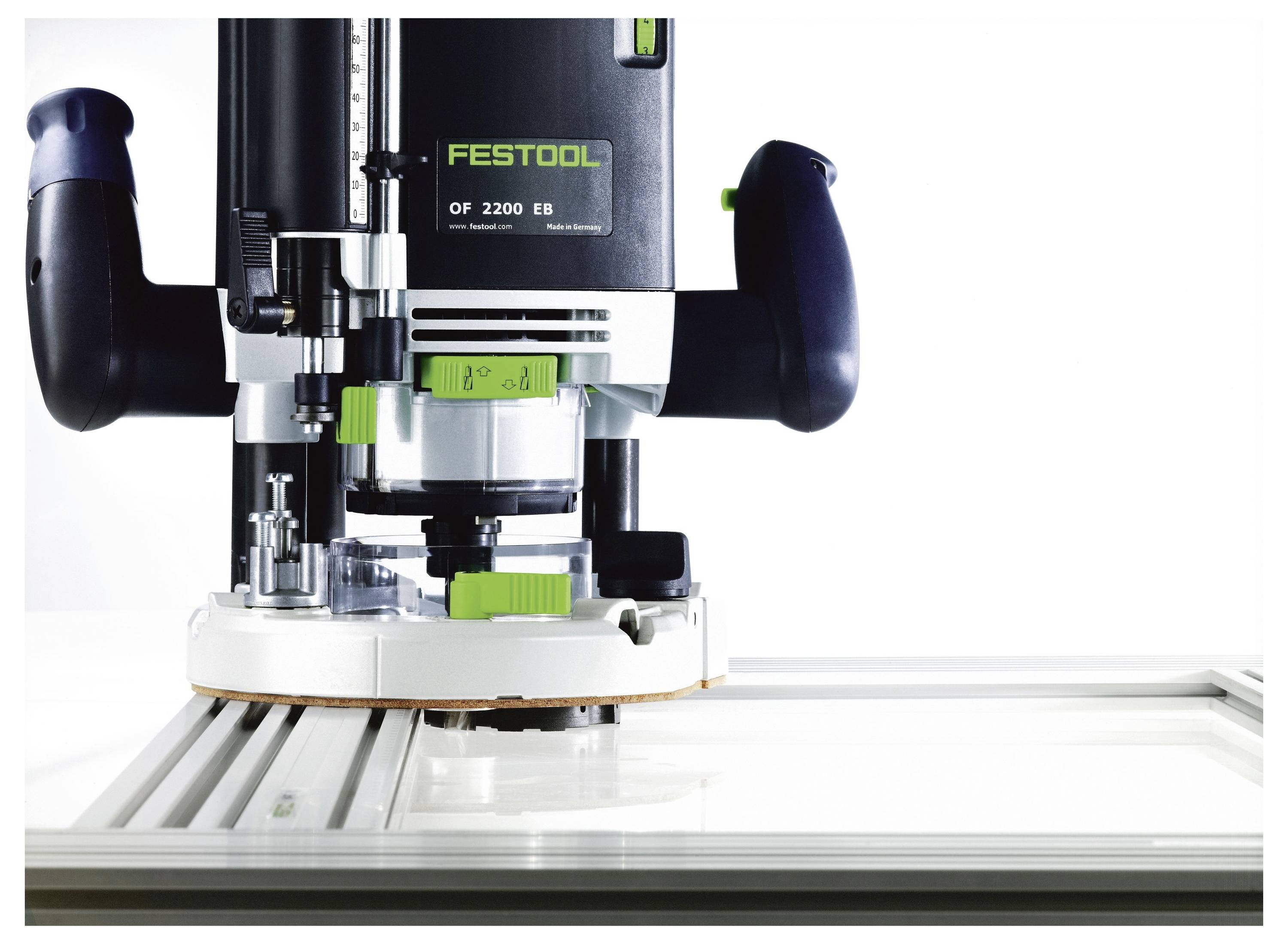 Festool OF 2200 EB trimer umístěný na bílém povrchu, zobrazující jeho detailní design a mechanické součásti, používaný pro přesné tesařské práce.
