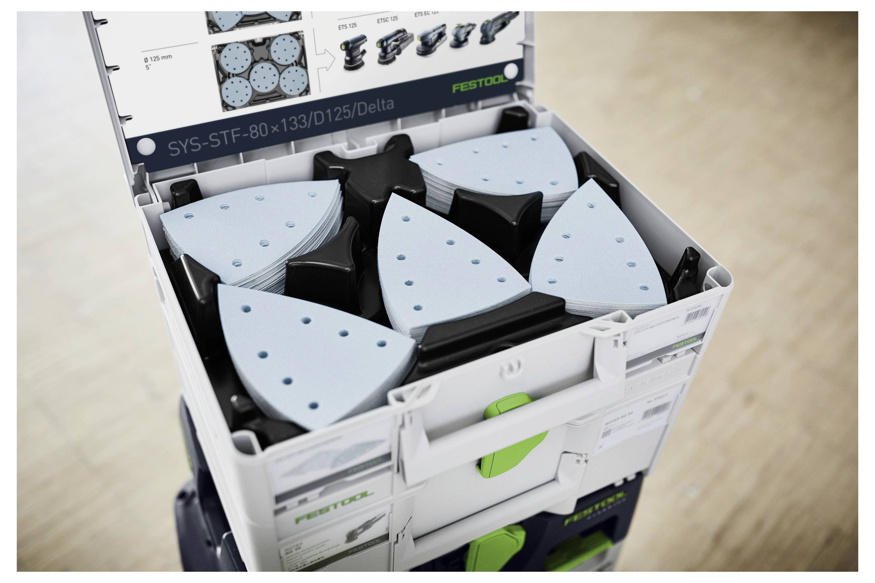 'Festool SYS-STF-80x133/0/25' krabice obsahující delta tvaré brusné podložky, částečně otevřená, s viditelným obsahem organizovaných abraziv v oddělních.