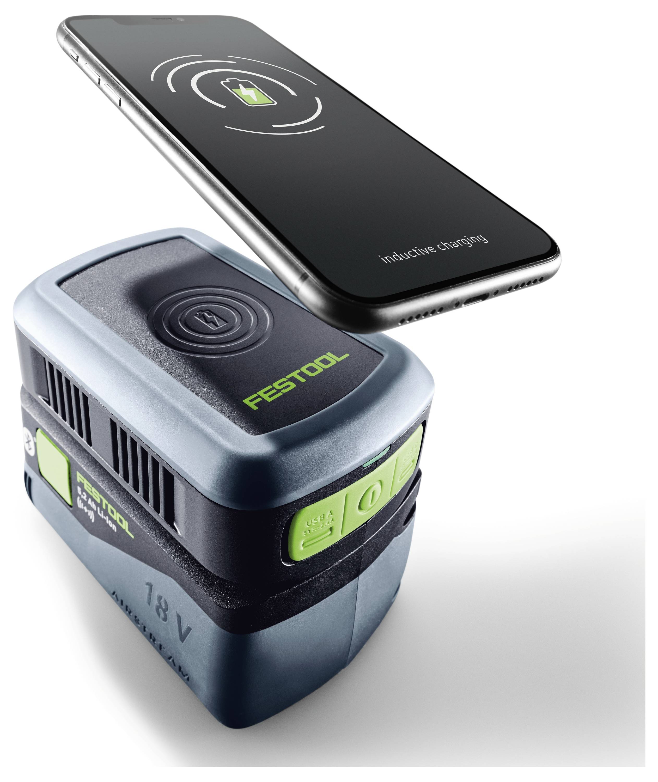 Mobilní telefon bezdrátově nabíjející se na baterii Festool 18V, která demonstruje technologii indukčního nabíjení.
