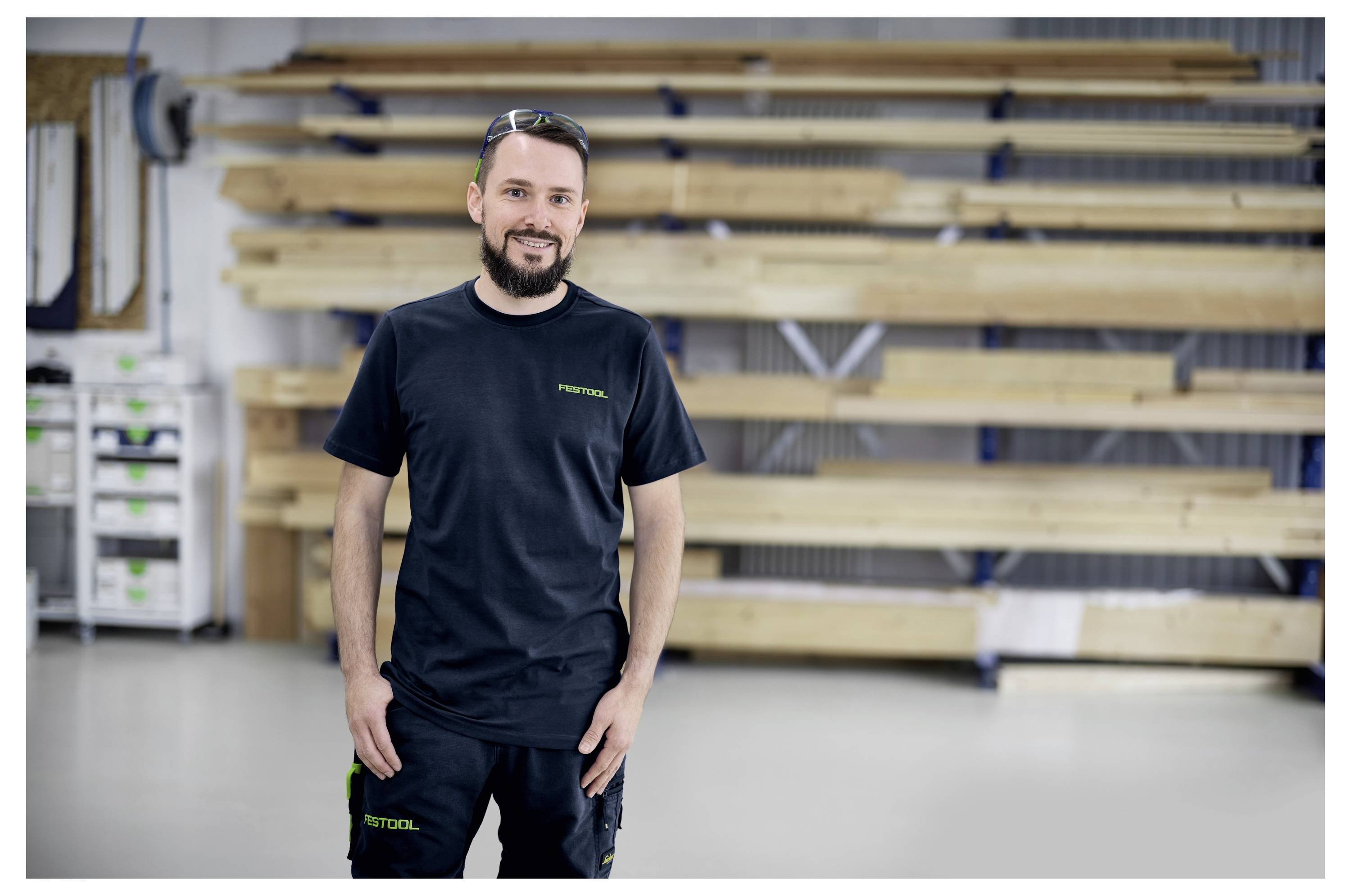 Frézka Festool MFK 700 EQ s černobílým designem a nastavitelným knoflíkem hloubky na kovové základně.
