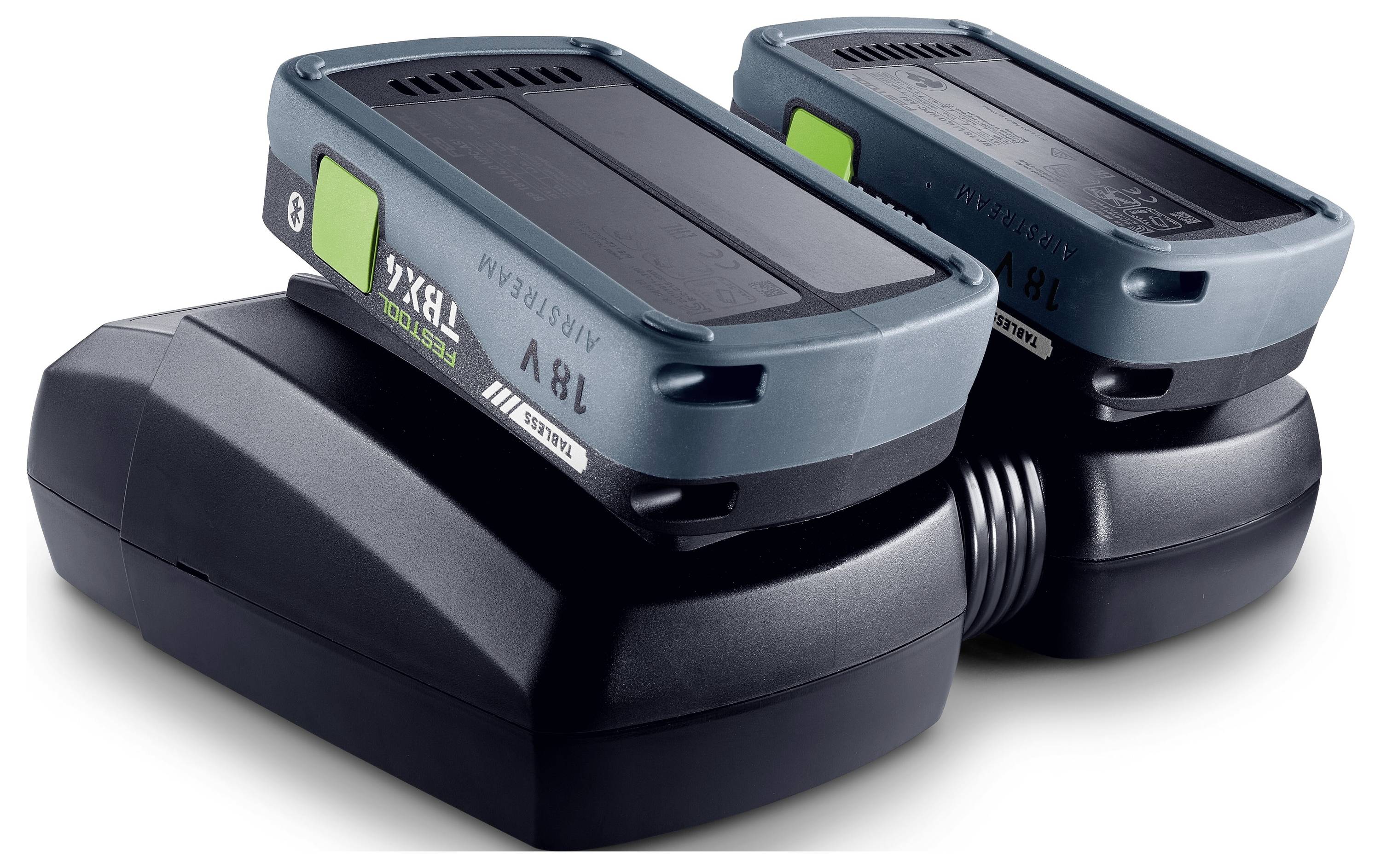 Dvě nabíjecí baterie 18V s lithium-ionty na duální nabíjecí stanici.