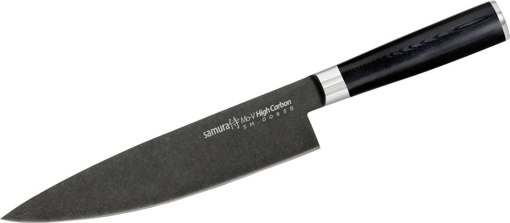 Černý Samurai kuchyňský nůž s rukojetí z uhlíkového vlákna a stříbrnou záštitou, zobrazený v úhlu na bílém pozadí.