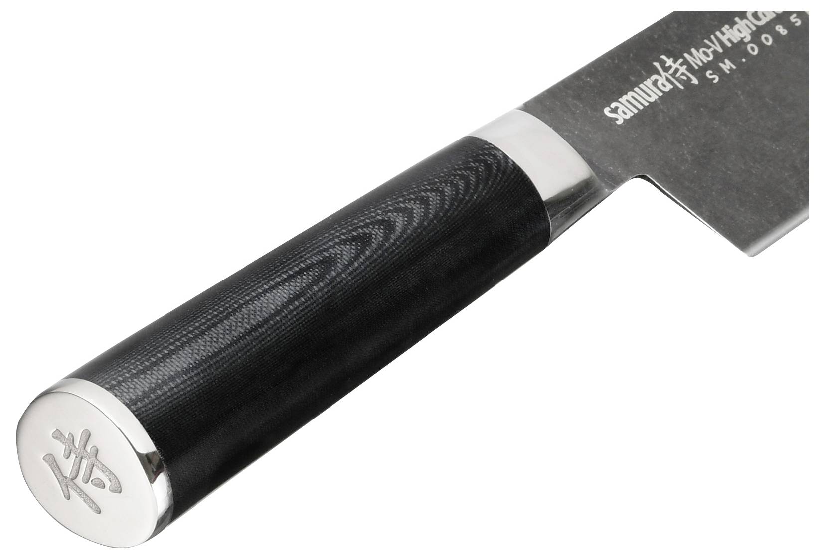 Detailní záběr na nůž japonského šéfkuchaře Samurai Miyabi s černou strukturovanou rukojetí a stříbrnou koncovkou na bílém pozadí.
