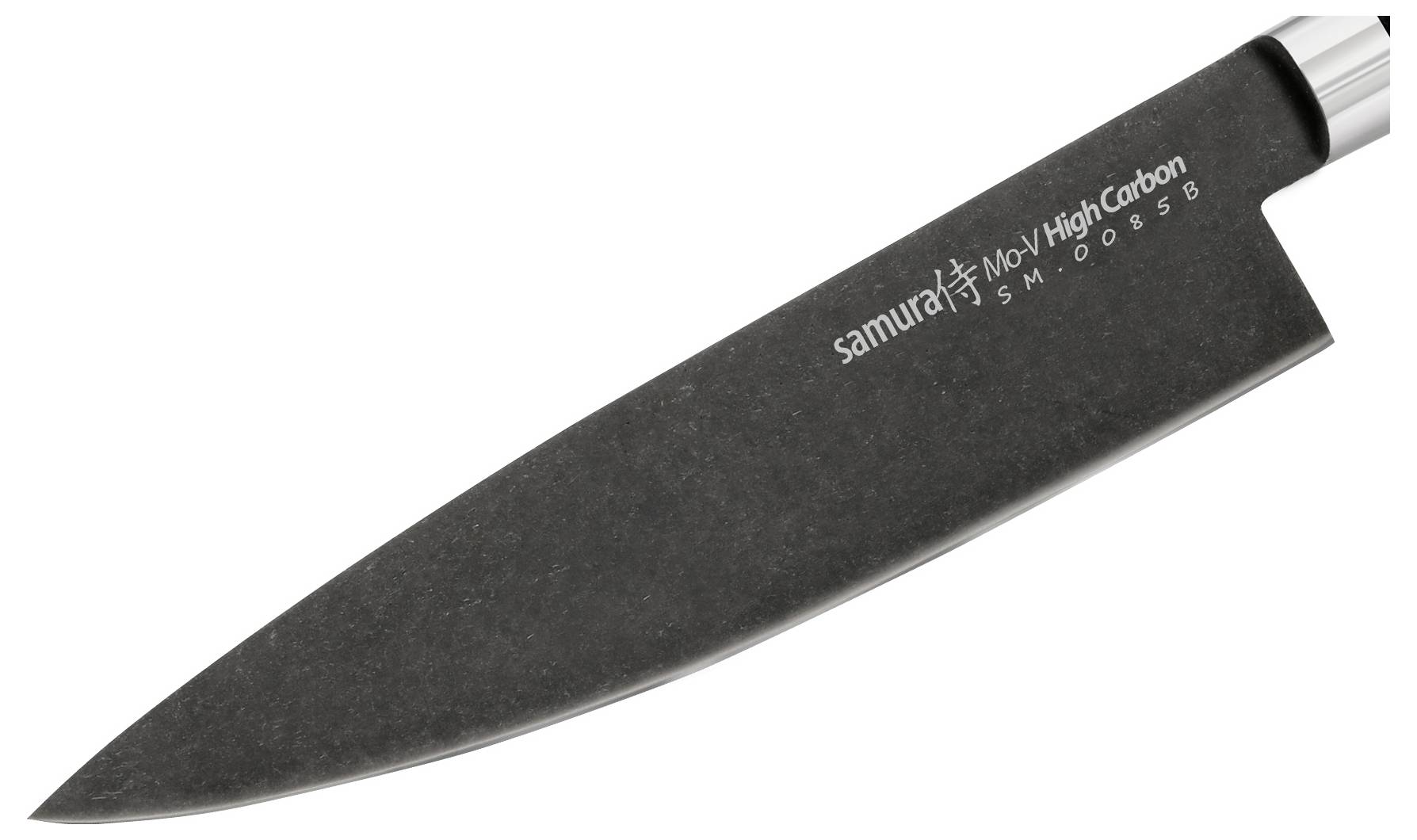 Detailní záběr na čepel černého kuchyňského nože se stříbrnou rukojetí, označená „samura" a „High Carbon", zobrazena na bílém pozadí.