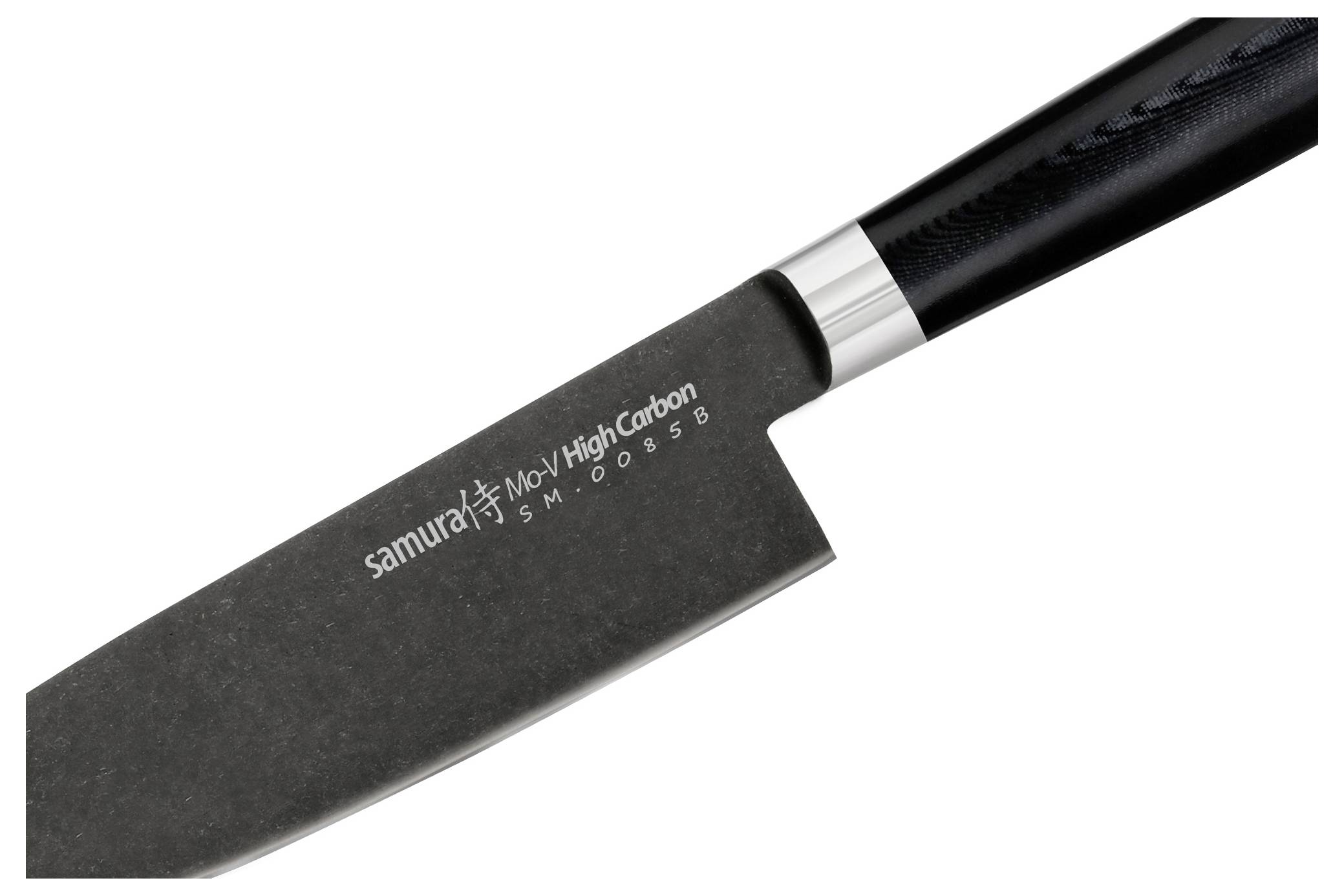Detailní pohled na čepel a rukojeť černého kuchyňského nože s označením „samura 1x Mov High Carbon" zobrazený na bílém pozadí.