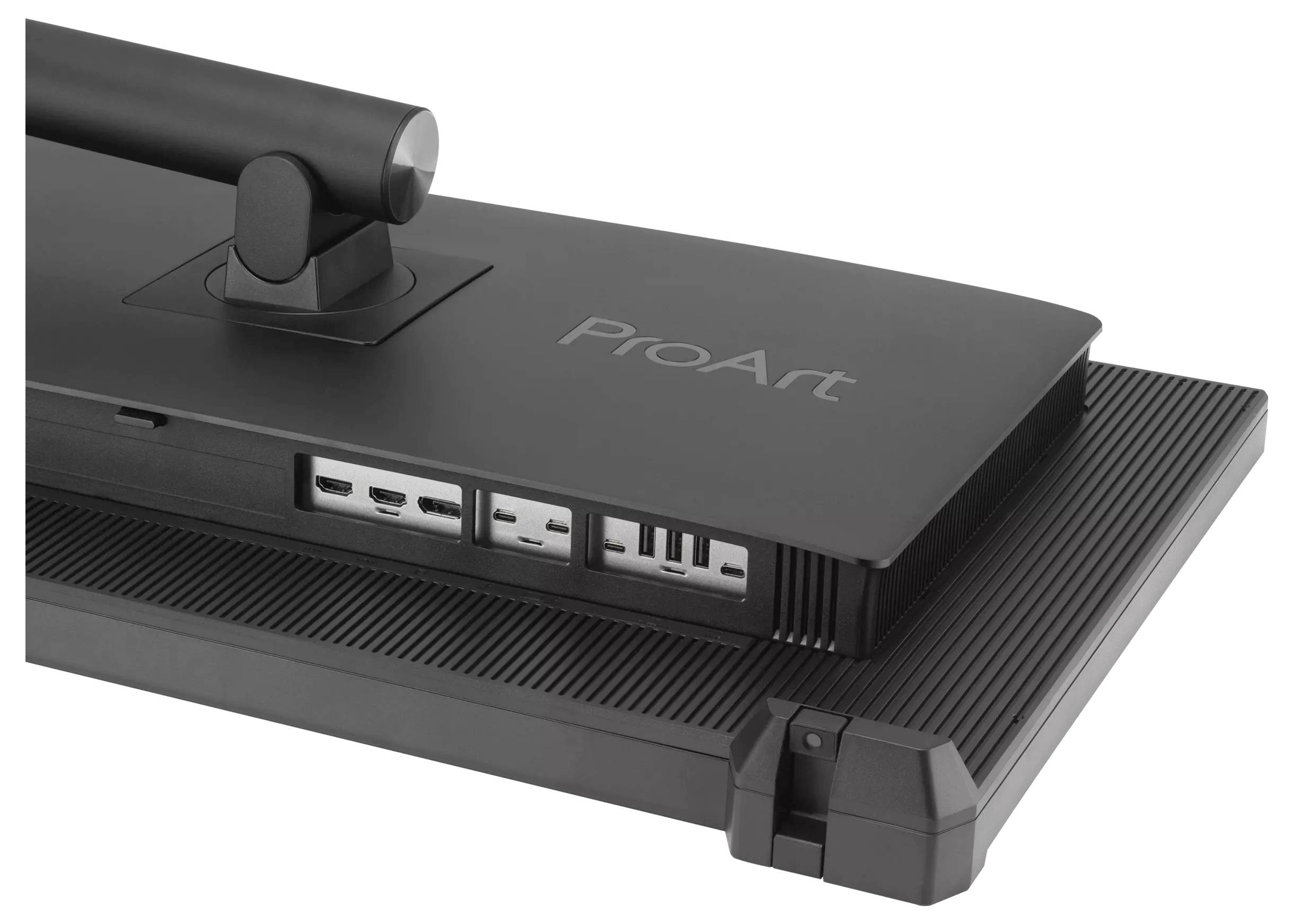 Detailní záběr monitoru ProArt zobrazující různé porty, včetně HDMI, Mini DisplayPort, USB a audio jacku na bočním panelu.