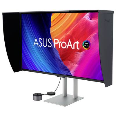 Monitor ASUS ProArt OLED zobrazující živé barvy v modrých a červených odstínech. Monitor je na moderním stojanu s kalibrační soupravou.