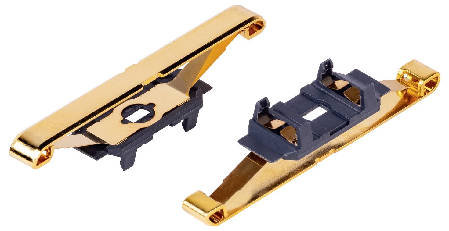 Dva zlaté skateboard trucky, jeden vzpřímený zobrazující šroubovací upevnění, druhý obrácený zobrazující základní desku a drážku závěsu.