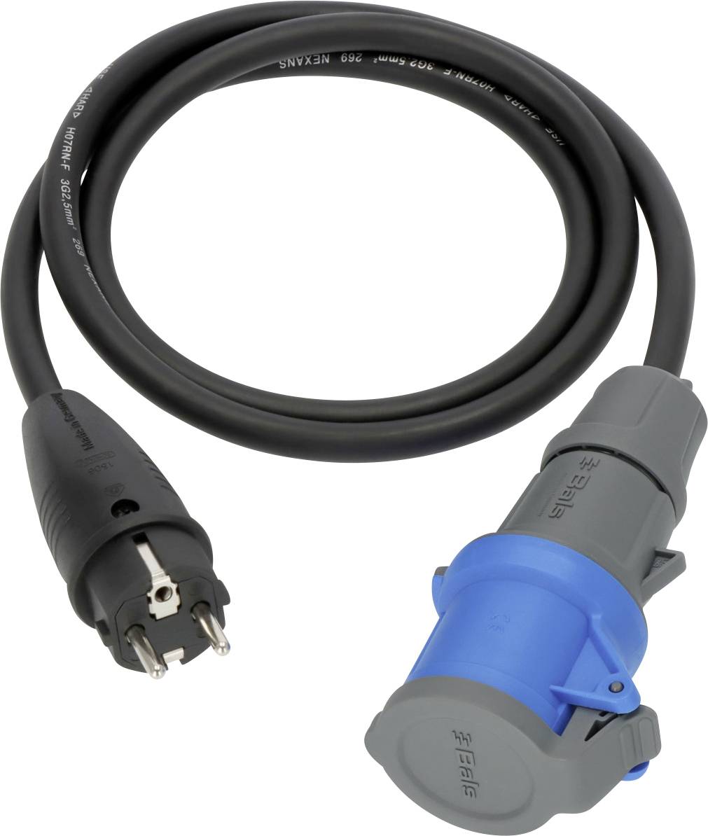 Černý elektrický silnoproudý kabel s černou zástrčkou a modro-šedým průmyslovým konektorem na bílém pozadí.