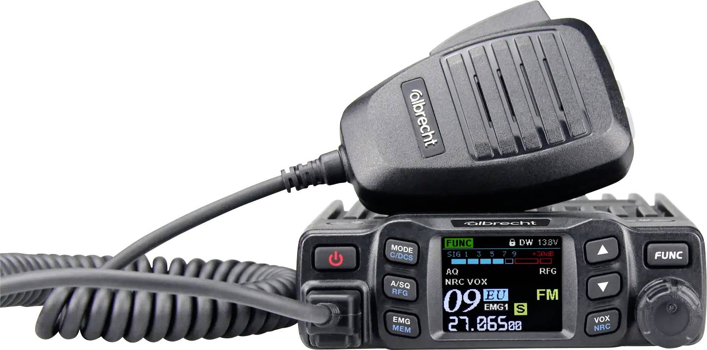 Černé mobilní rádiové zařízení s vinutým mikrofonem. Displej zobrazuje informace o frekvenci a kanálu. Přítomna jsou tlačítka pro funkce.