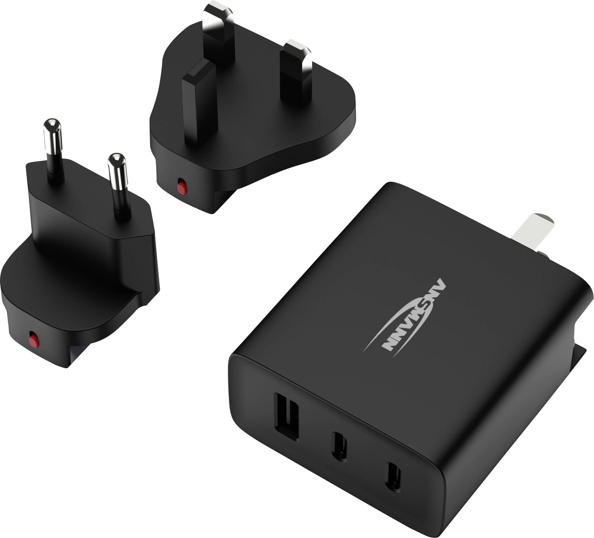 Černý univerzální cestovní adaptér se třemi porty USB a dvěma vyměnitelnými zástrčkami pro evropské a britské zásuvky, navržený pro všestranné nabíjení.