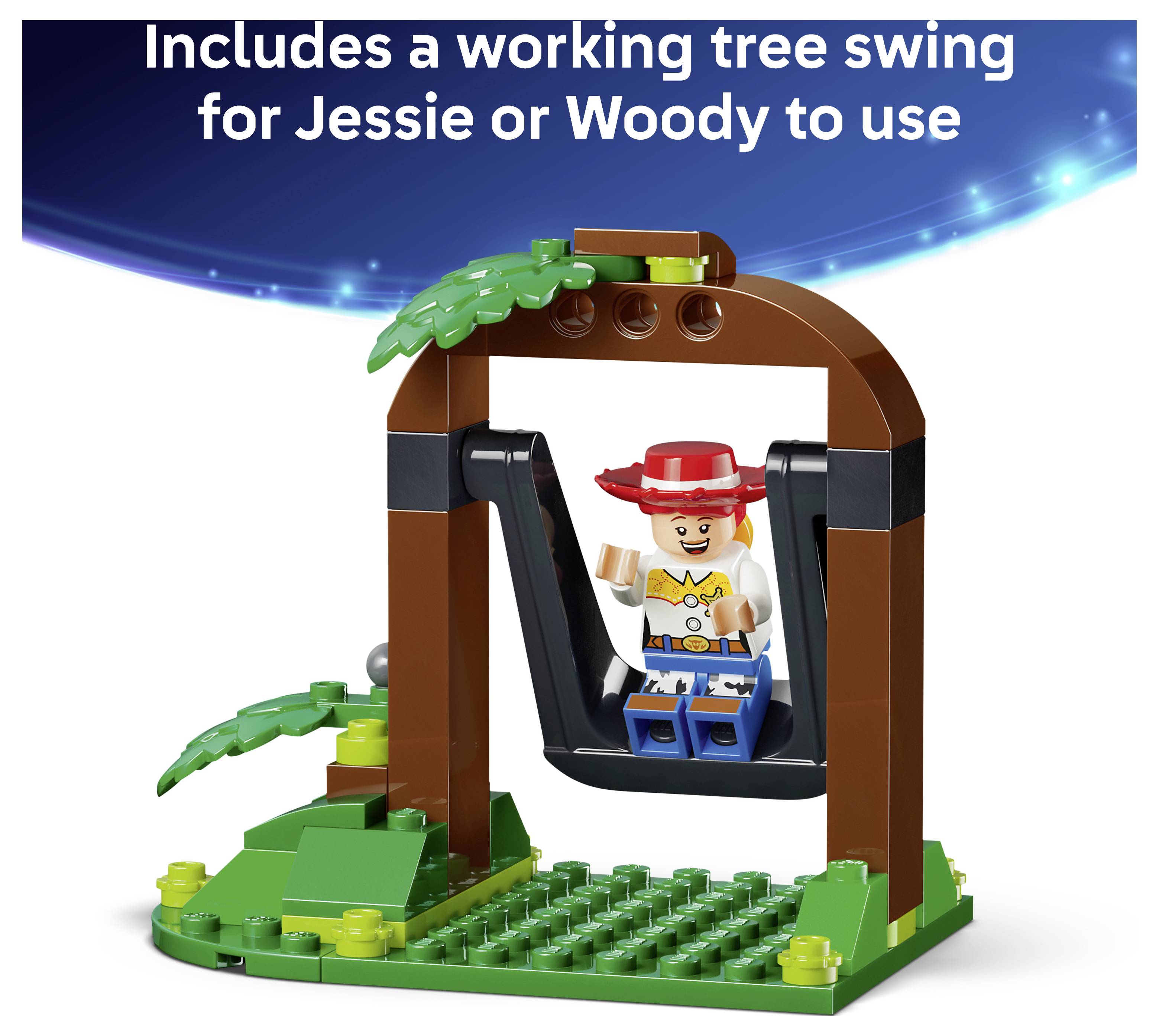 LEGO hračka stromová houpačka s figurkou Jessie sedící na černé houpačce pod hnědým obloukem; text říká "Obsahuje funkční stromovou houpačku, kterou může používat Jessie nebo Woody"