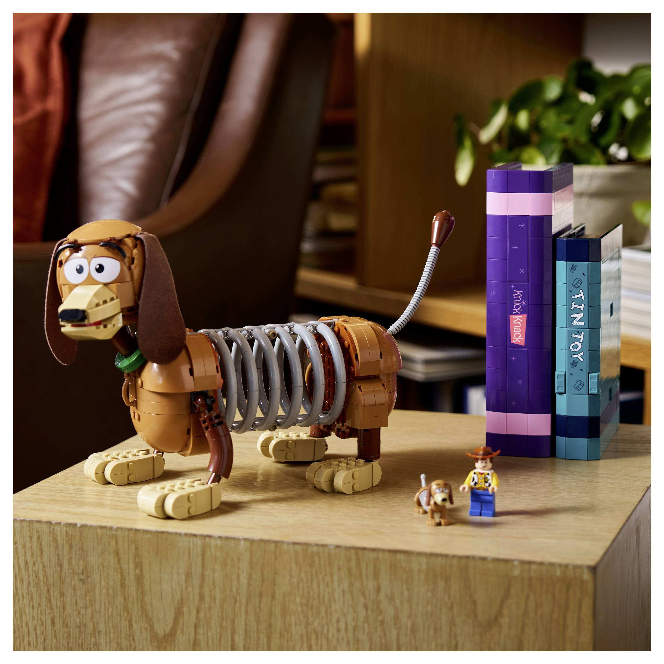 6589987 LEGO® DISNEY Pixar Toy Sory: Podpěry Slinky (43301); sladké nápoje pro dospělé-7