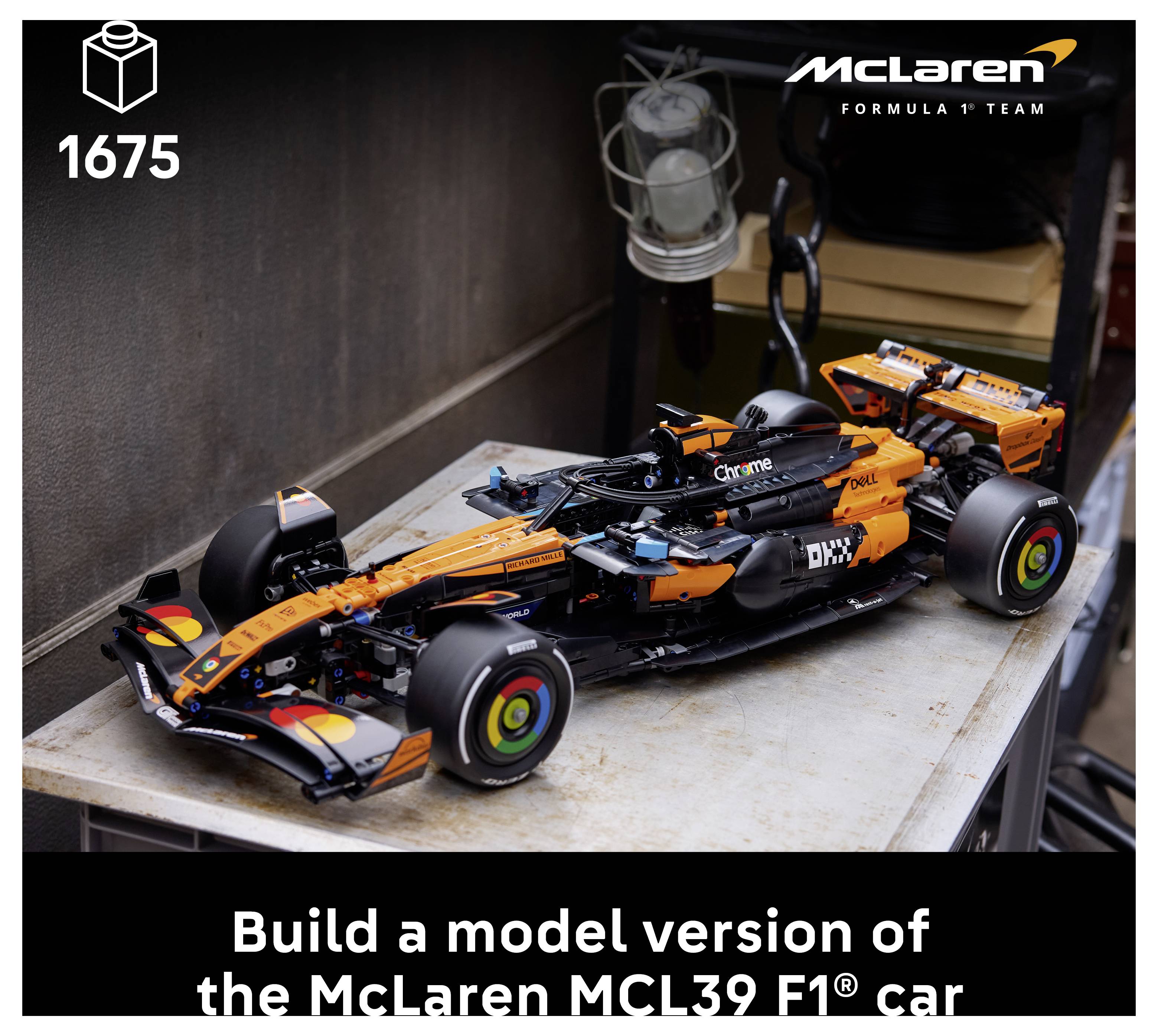 Detailní model formule McLaren MCL39 v oranžové a černé barvě na výstavě, který zdůrazňuje jeho elegantní design a živé barvy.