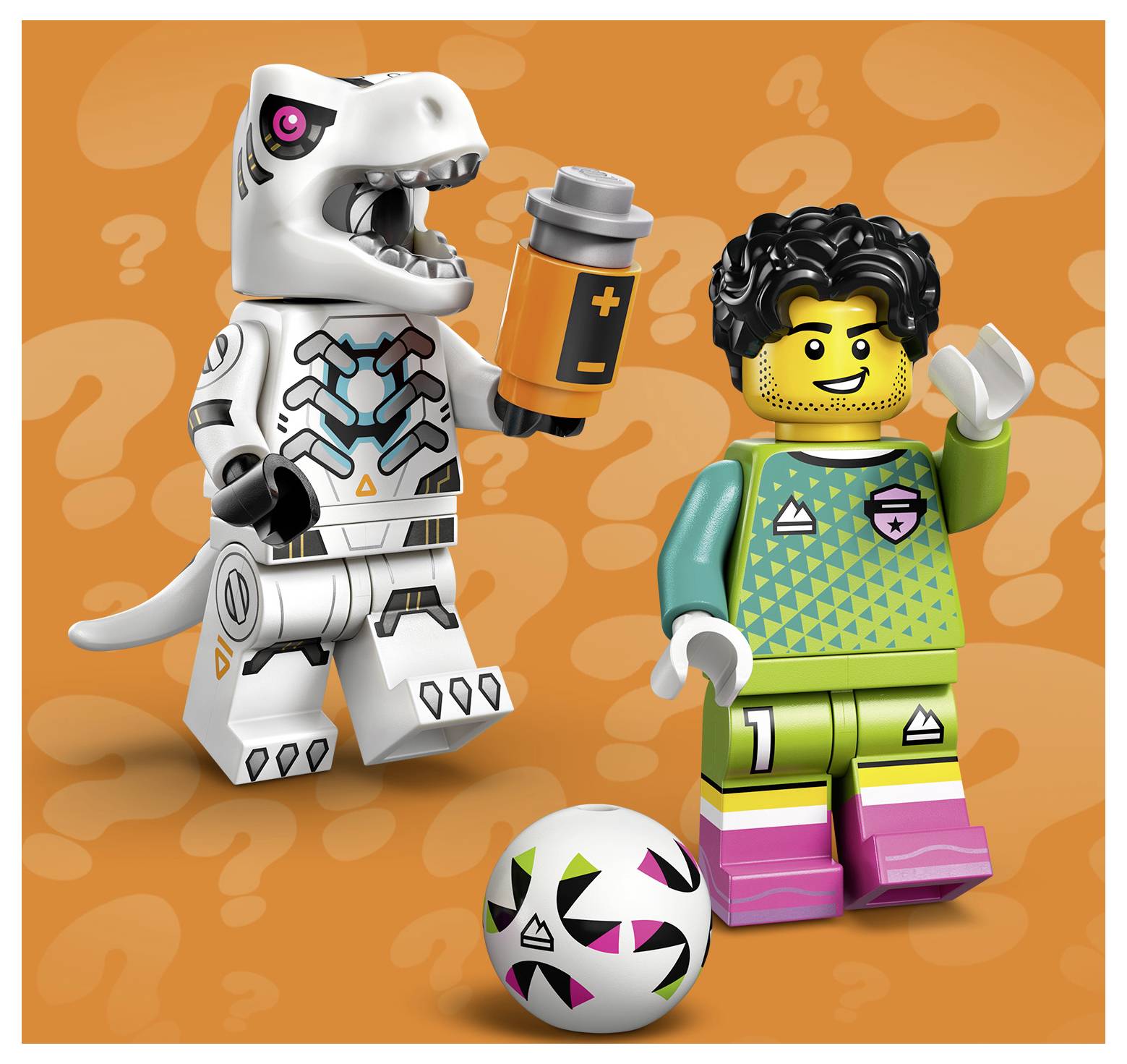 LEGO podobná figurka vedle bílého robotického dinosaura, který drží baterii podobný kanistr, s vzorovaným fotbalovým míčem na oranžovém pozadí.