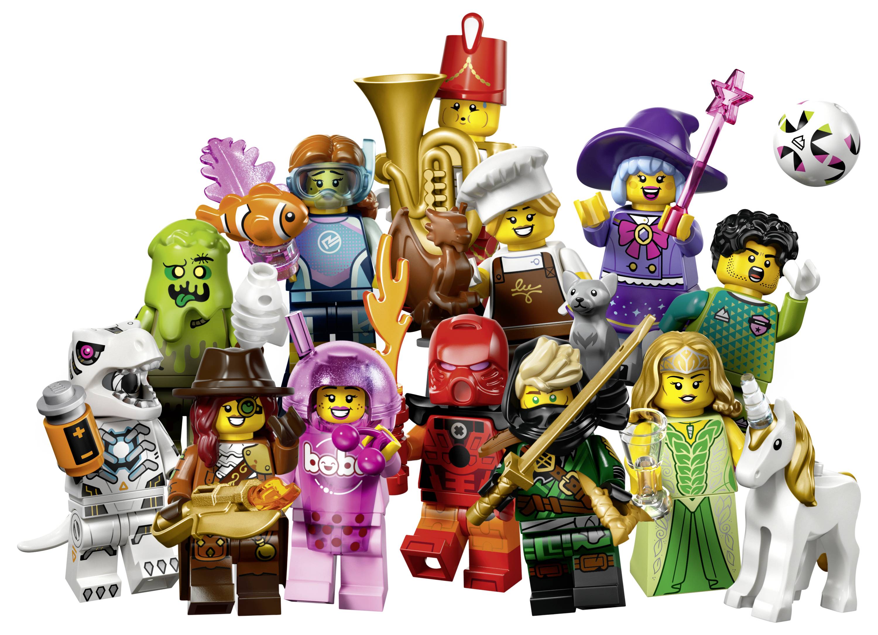 Skupina barevných LEGO minifigurek a zvířat pózujících společně, včetně čarodějnice, kuchaře, kovboje, astronauta a hudebníků, s fotbalovým míčem v blízkosti.