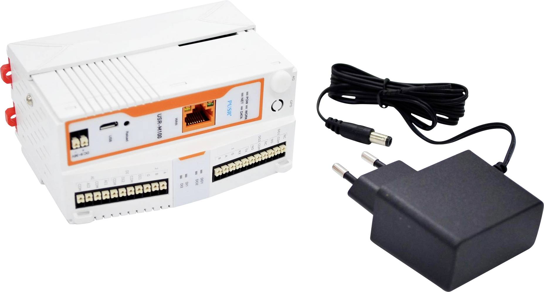 Bílé elektronické zařízení s porty pro připojení a portem Ethernet, spárované s černým napájecím adaptérem se zástrčkou na bílém pozadí.