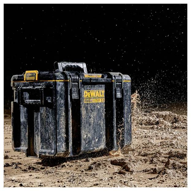 Odolný černý kufr DeWalt ToughSystem 2.0 stojí na bahnitém terénu se stopy blata kolem něj, což zdůrazňuje jeho trvanlivost.