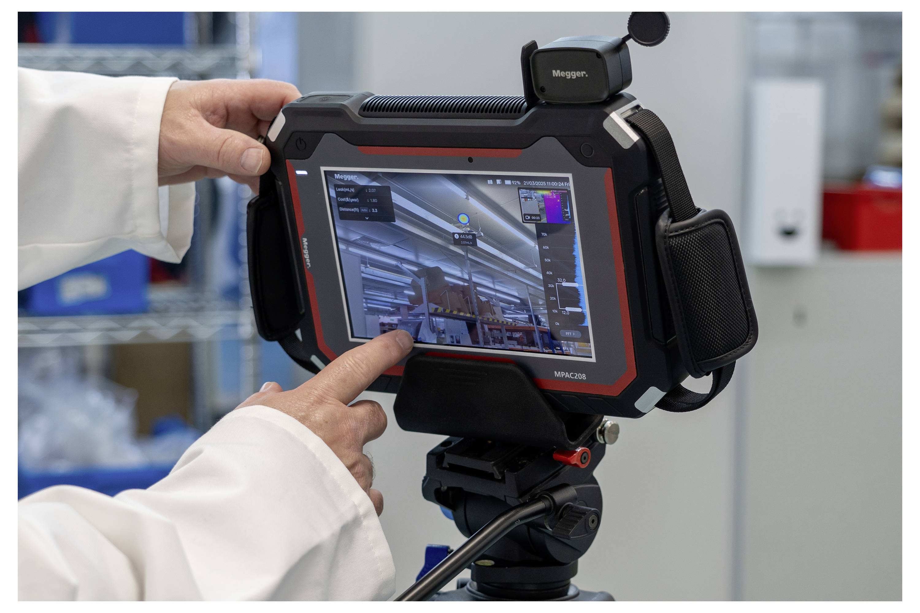 Osoba v laboratorním plášti používá tablet připevněný na stativu, případně pro diagnostiku nebo analýzu v laboratorním prostředí.