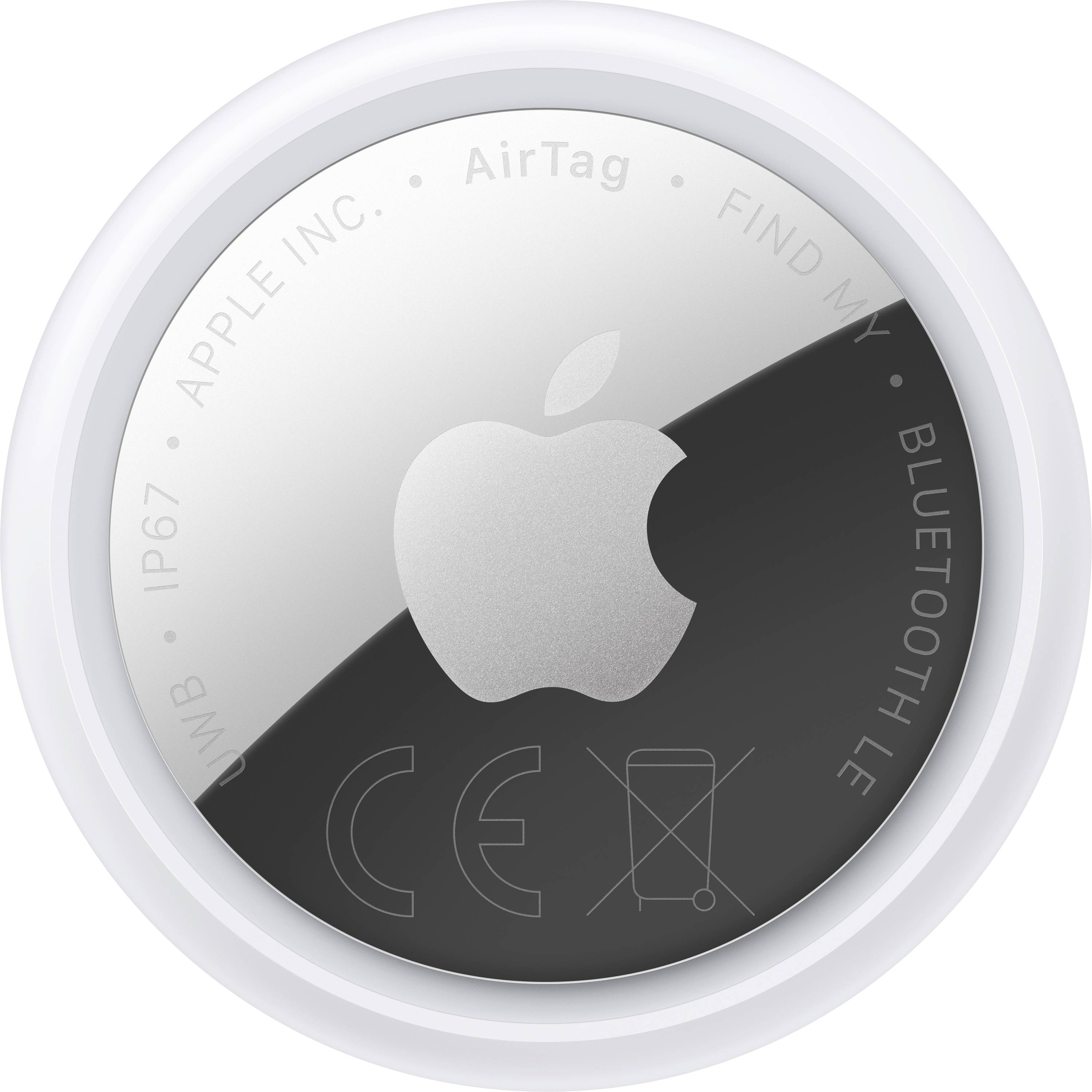 Zblízka snímek Apple AirTagu zobrazující jeho stříbrný diskový design s logem Apple uprostřed, obklopeným informacemi o značce.