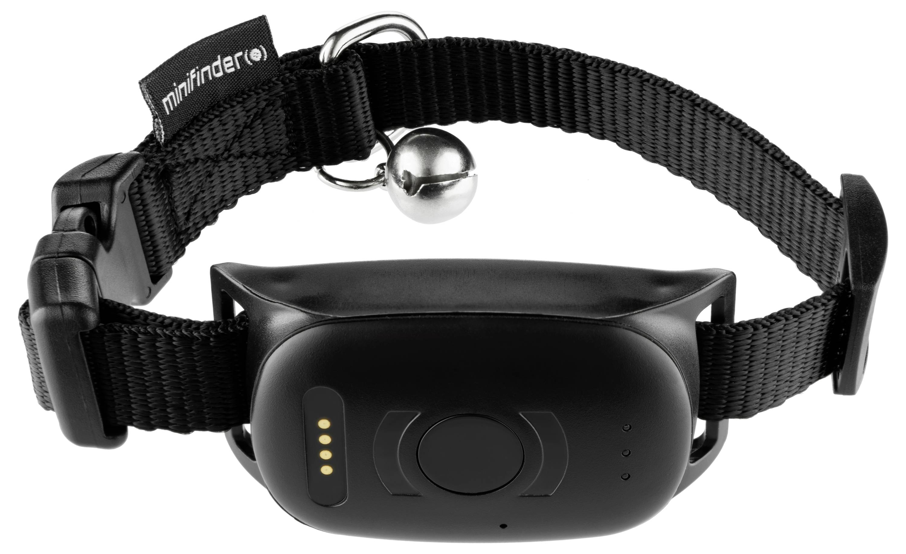 Černý obojek na domácího mazlíčka s kovovou sponou a malým stříbrným zvoničkem, vybavený GPS modulem a konektory pro nabíjení.
