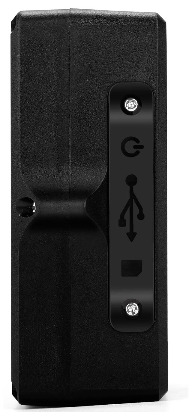 Černá powerbanka s USB a ikonami napájení na straně, s elegantním kompaktním designem vhodným pro nabíjení přenosných zařízení.