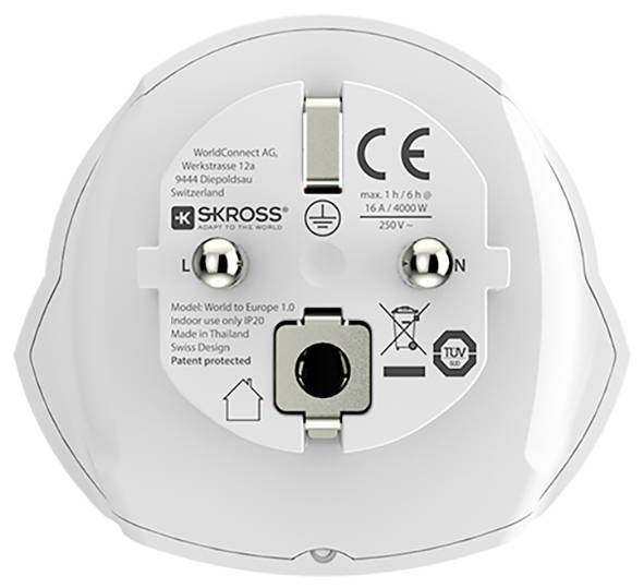 Obrázek ukazuje zadní stranu univerzálního cestovního adaptéru Skross s různými elektrickými certifikacemi a specifikacemi.