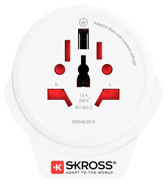 Cestovní adaptér SKROSS se třemi-kolíkovým designem pro různé typy zásuvek, označený "Adaptér nepřevádí napětí" a "13 A 250 V".