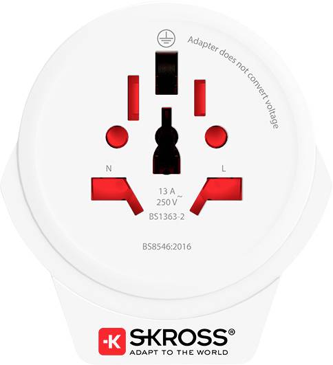 Univerzální adaptér SKROSS, bílý s červenými zásuvkami, označený '13A, 250V, BS1363-2'. Vhodný pro celosvětové typy zástrček.