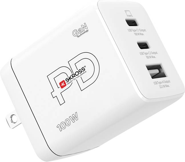 Bílá nabíječka SKROSS o výkonu 100W s technologií GaN, osazená dvěma porty USB-C a jedním portem USB-A na straně.