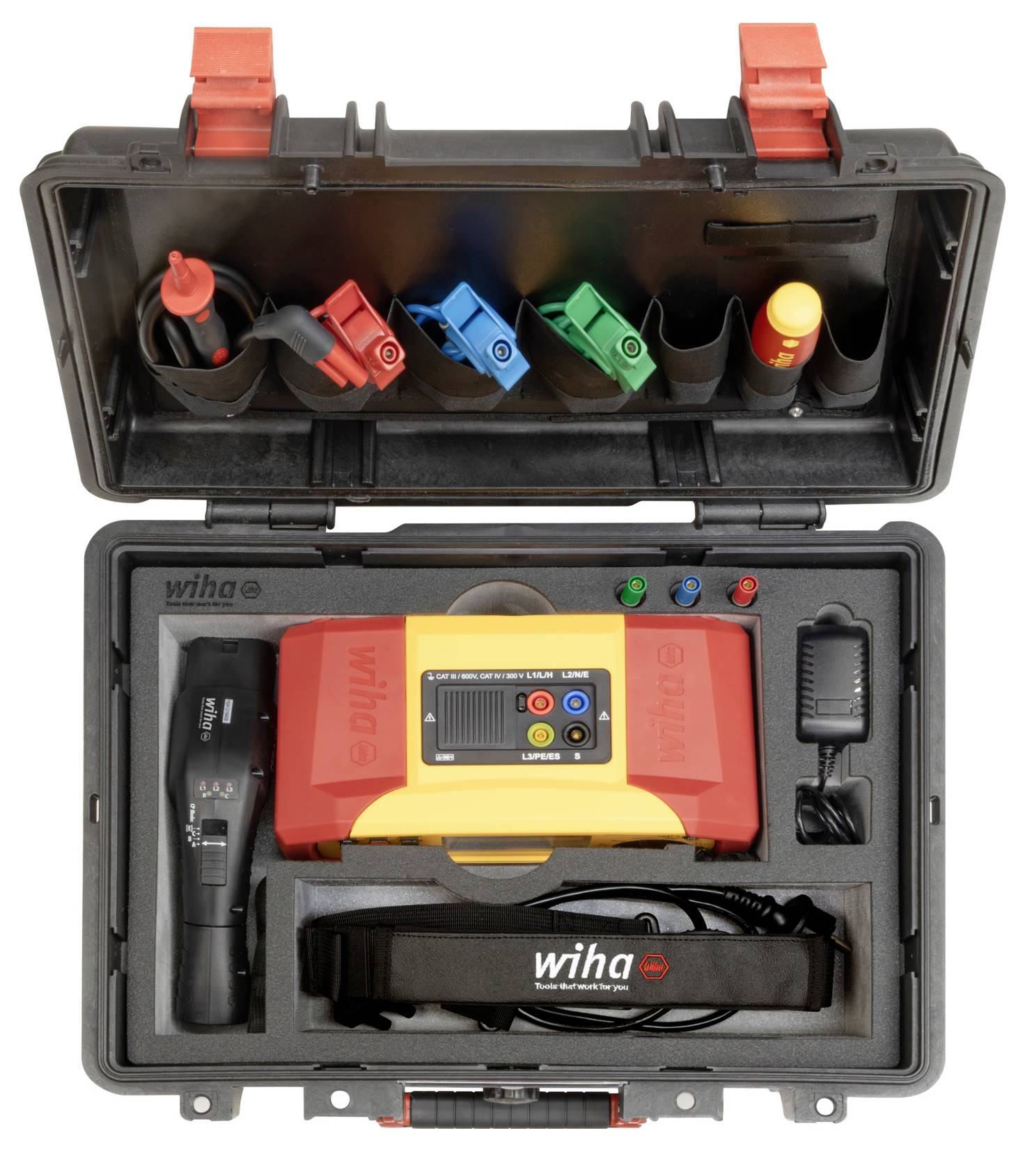 Černý plastový kufřík otevřený a vystavující sadu Wiha Power Tester. Obsahuje digitální přístroj s barevnými vstupy, svorku a kabely.