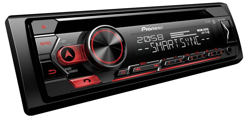 Přední autorádio Pioneer s LED displejem zobrazujícím čas a text "SMARTSYNC", s tlačítky pro ovládání hlasitosti a další ovládání, černé s červenými prvky.