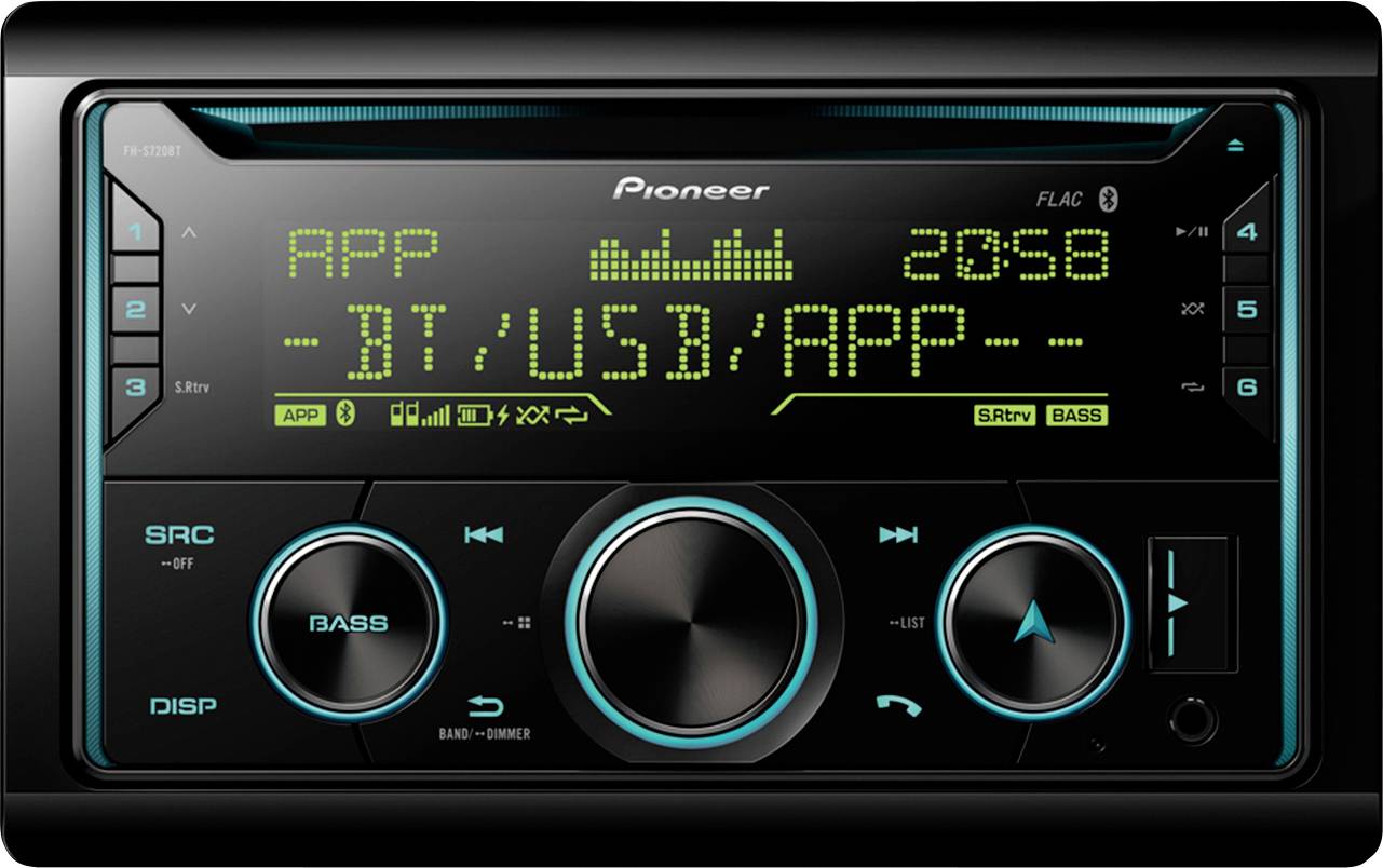Displej automobilního stereosystému zobrazující nastavení rádia a možnosti vstupu včetně "APP", "BT", "USB" s ovládacími tlačítky pro bas a hlasitost.